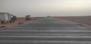 طريق سيوة مطروح خلال العمل في رصفه مساء
