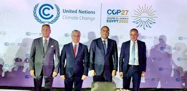 «مدبولي» ورئيس بنك مصر خلال توقيع بروتوكول إنشاء الأكاديمية على هامش «COP27»