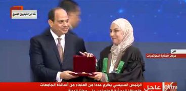 الرئيس السيسي اثناء تكريم علماء مصر