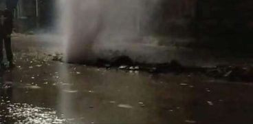 انفجار ماسورة مياه بحي العجمي في الإسكندرية