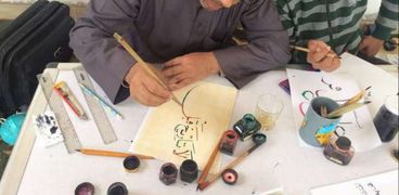 طلاب يعكفون على تعلم فنون الخط العربي بالمدرسة الملكية