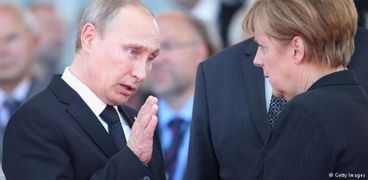 المستشارة الألمانية أنجيلا ميركل والرئيس الروسي فلاديمير بوتين