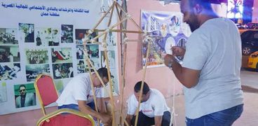 أعضاء من النادي المصري للجالية في عمان يصنعون فانوس رمضان بالمقر
