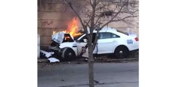 لحظة إخراج شرطي من سيارة تحترق