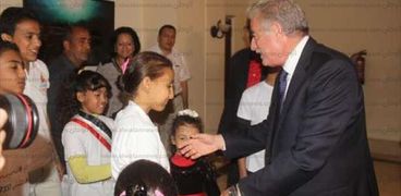 محافظ جنوب سيناء يقدم هدايا لأطفال مستشفي 57357