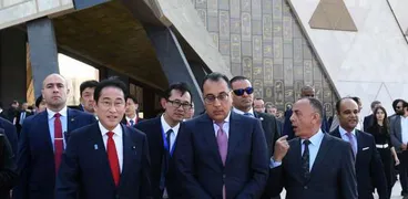 رئيس الوزراء اليابانى خلال زيارته للمتحف المصرى الكبير