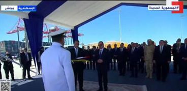 ربان سفينة وادي الملوك يهدي الرئيس السيسي المصحف الشريف