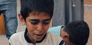 طفل فلسطيني يبكي المشاهدين