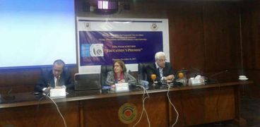 الدكتورة منى البرادعي خلال كلمتها في منتدى جامعة القاهرة
