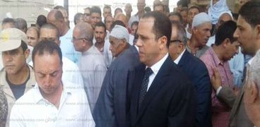 رئيس جامعة دمنهور يشارك فى جنازة شهيد الأمن الوطنى
