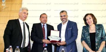 رئيس جامعة بني سويف يهدي درع الكلية للدكتور أحمد طخ