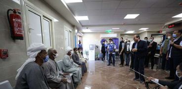 الرئيس السيسي خلال تفقده وحدة صحة الأسرة بقرية «الشهامة»