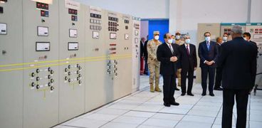 الرئيس السيسى يستمع لشرح حول إنتاج الكهرباء من المحطة