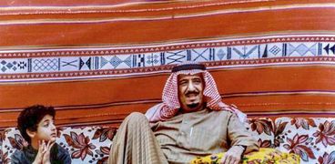 صورة تجمع الملك سلمان والأمير سلمان بن سلطان بن سلمان