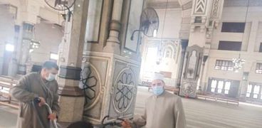 تعقيم وتطهير مسجد النور بالعباسية تمهيدا لإعادة فتحه الأربعاء «صور»
