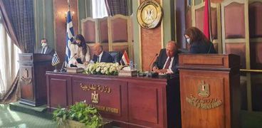 وزير الخارجية المصري ونظيره اليوناني أثناء توقيع الاتفاقية