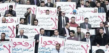محامو دمياط يرفعون لافتات احتجاج على زيادة الرسوم