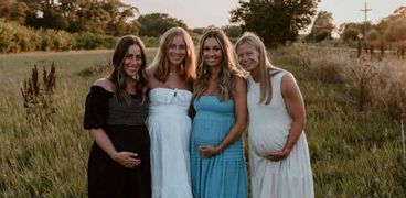 4 اخوات سيدات ينتظرون مولودهما الأول في نفس التوقيت