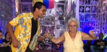 مسنة كولومبية تبهر المتابعين بمهاراتها في الرقص