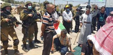 الاحتلال الإسرائيلى يمنع قرية مهددة بالمصادرة من أداء صلاة الجمعة