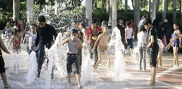 أطفال يلعبون فى مياه النافورة بحديقة «الأزهر بارك»