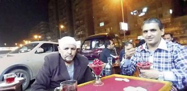 «الحارثى» فى مقهى شعبى خلال إحدى زياراته لمصر