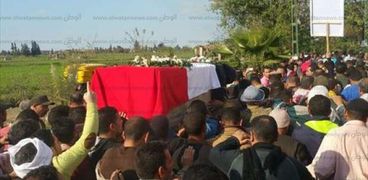 بالصور| "الزعفران" تشيع جثمان "الشناوي" شهيد تفجير مدرعة الشرطة بالعريش