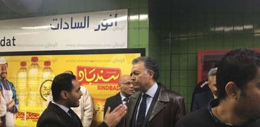 وزير النقل خلال تفقده محطات مترو الأنفاق
