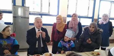 بالصور| مسئول «الجايكا» يتناول «الكشرى» مع تلاميذ مدرسة يابانية فى بنى سويف