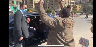 مشهد من جولة الرئيس وتلبية مطالب بائع فاكهة مريض