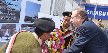 محافظ بني سويف ومدير الأمن يضعان أكاليل الزهور على قبر الجندي المجهول