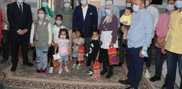 محافظ بني سويف يوزع العيديات على الأطفال الأيتام في أول أيام عيد الفطر