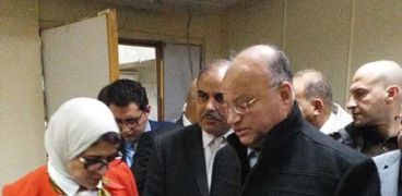 وزيرة الصحة ومحافظ القاهرة خلال زيارة مصابي حادث الدرب الأحمر