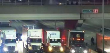 13 شاحنة لإنقاذ رجل أمريكي من محاولة انتحار