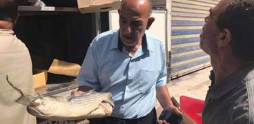 بيع الأسماك واللحوم المجمدة بأسعار مخفضة بمدينة السرو
