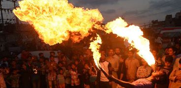 بالصور| باكستانيون يطلقون النيران فى الشوارع احتفالا بيوم عاشوراء