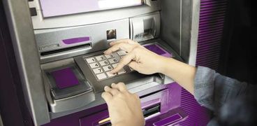 مصادر مصرفية: عدة بنوك تدرس طرح 5 و10 جنيه بالصراف الآلي