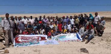 بالصور| مبادرة "من مدرستي" تشارك في حملة نظافة شاطئ الفانوس بالغردقة