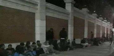 مشجعي الأهلي ينامون أمام إستاد الإسكندرية أملًا في شراء تذاكر
