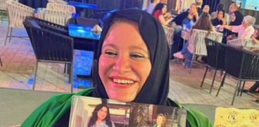 الاحتفال بنجاح ابنتها في دار كبار بلا مأوى