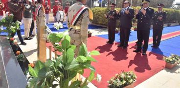 محافظ أسيوط يضع إكليل من الزهور على النصب التذكاري في احتفالات يوم الشهيد