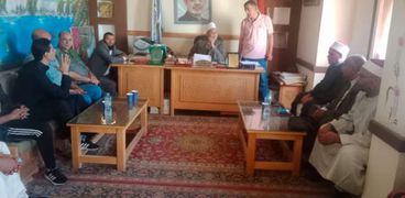 رئيس منطقة مطروح الأزهرية خلال لقائه مع مجلس الأمناء والآباء المنتخب