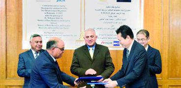 وزير الرى يشهد حفل توقيع عقد «مشروع إنشاء مجموعة قناطر ديروط الجديدة»