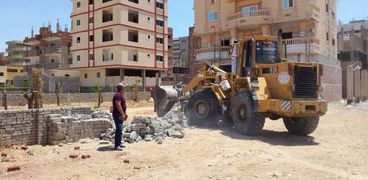جانب من إزالة التعديات بمدينة السلام