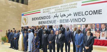 رؤساء الدول العربية والأفريقية المشاركون فى القمة قبل بدء الاجتماعات أمس