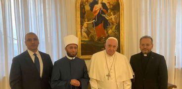 البابا فرنسيس خلال استقباله الدكتور أسامة الأزهري