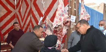 محافظ الشرقية يتفقد منفذ بيع اللحوم الطازجة بمدينة الزقازيق