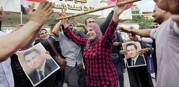 المحتفلون بعيد ميلاد «مبارك» أمام مستشفى المعادى