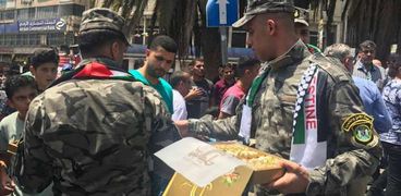 الشرطة الفلسطينية توزع الحلوى ابتهاجا بإزالة الحواجز بالأقصى