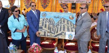 رئيس جامعة دمنهور يهدى المحافظ جدارية بيوت رشيد